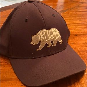Patagonia snap back hat in navy